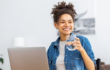 Frau mit Wasserglas